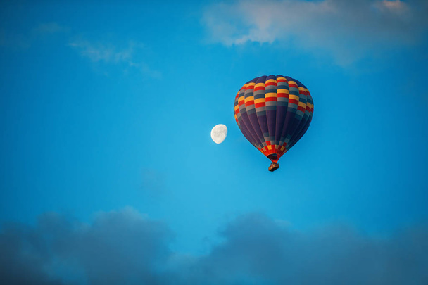 Sıcak hava balonları, Cappadocia Vadisi üzerinde uçan. - Fotoğraf, Görsel