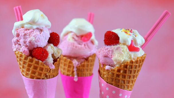 Cônes de crème glacée rose été
  - Photo, image