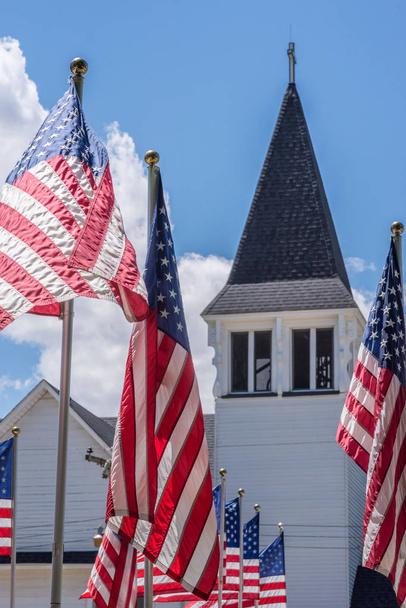 Drapeaux américains agitant devant le clocher de l'église blanche
 - Photo, image
