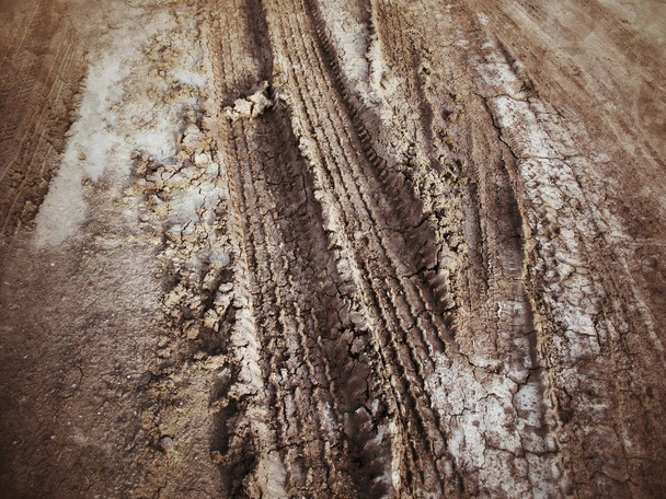 ślady kół na glebie - Zdjęcie, obraz