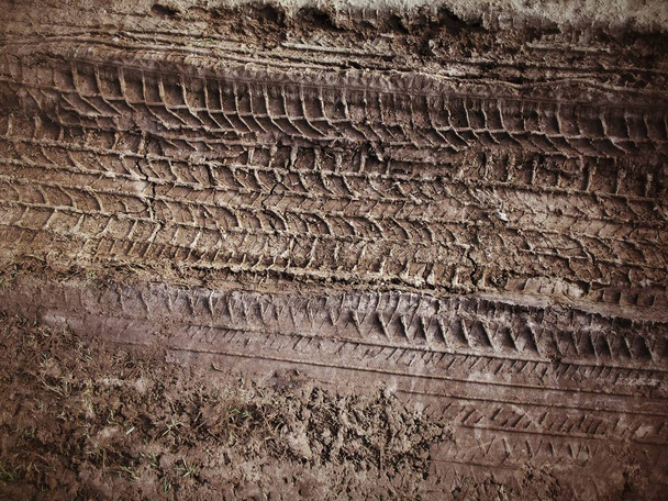 Колісні колії на ґрунті
 - Фото, зображення