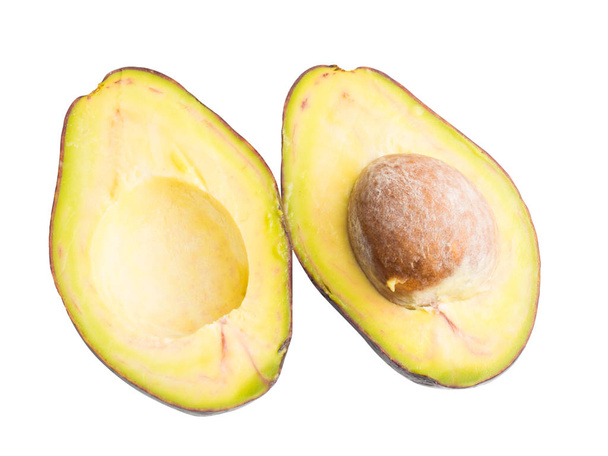 reife Avocadofrucht in Scheiben geschnitten über eine Hälfte zeigt Portion Detail ein - Foto, Bild