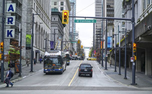 Street view at Cordova Street in Vancouver - VANCOUVER - CANADA - APRIL 12, 2017 - Foto, Imagen