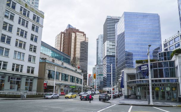 Street corner in Vancouver downtown - VANCOUVER - CANADA - APRIL 12, 2017 - Foto, Imagen