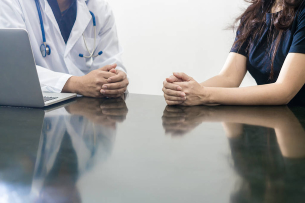 Beratung von Arzt und Patient auf einem Tisch - Foto, Bild
