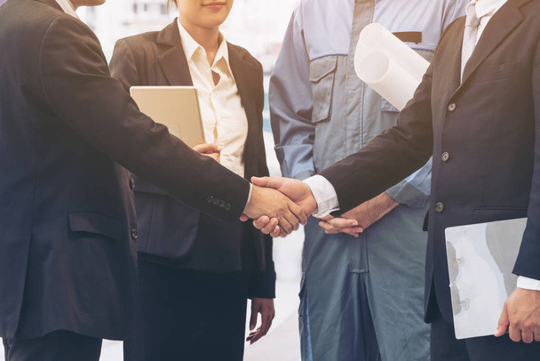 Unternehmer Handschlag mit Business-Team-Hintergrund - Foto, Bild