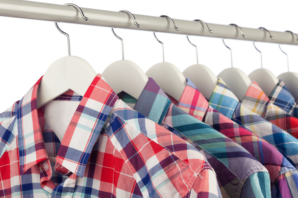Hemden auf Kleiderbügeln - Foto, Bild
