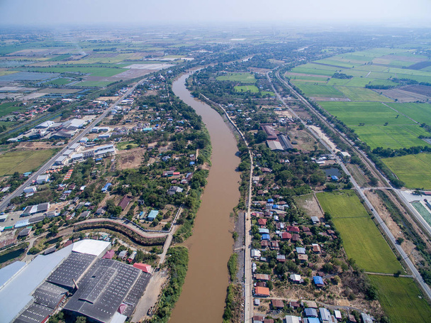 Fermes de ville et rizières au bord de la rivière Nan à Phichit, Thaïlande
 - Photo, image