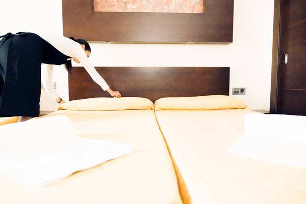 Maid Making Up A Hotel Room - Фото, зображення