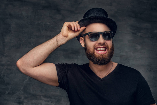 Bearded man in cylinder hat and sunglasses - Photo, Image