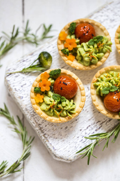 tartlets with roasted tomatoes, avocado cream and broccoli - Foto, Bild