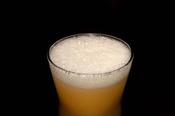 cerveza en vidrio - Foto, imagen