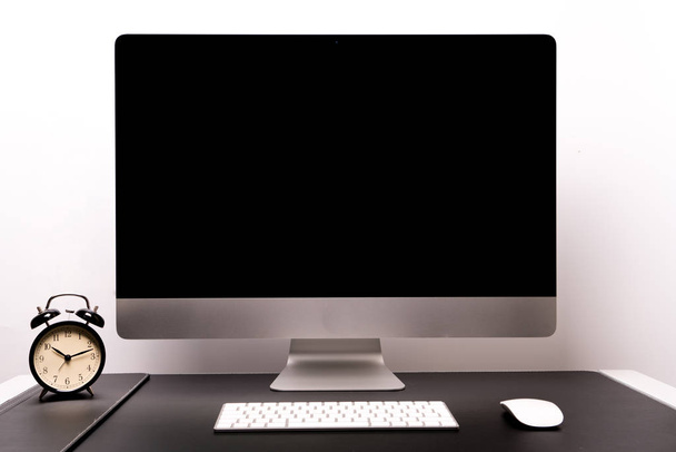 Retina-scherm met toetsenbord, muis en wekker - Foto, afbeelding