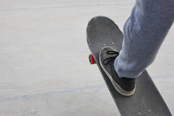 Skater und Skateboard Bein Detail. Lebensstil urbanen Hintergrund.  - Foto, Bild