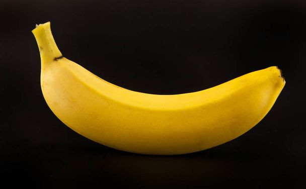 банан на черном фоне крупным планом
 - Фото, изображение