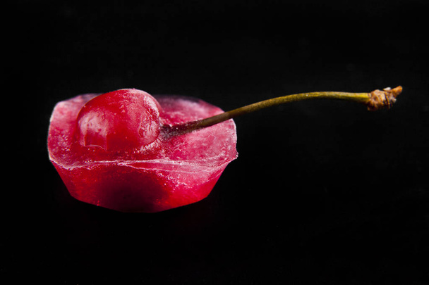 red cherry is in ice - Foto, Imagen
