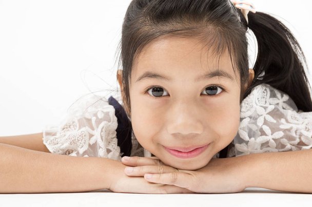 Arc mosoly ázsiai kislány portréja  - Fotó, kép
