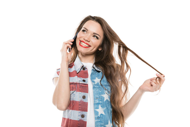 smiling young woman talking on smartphone - Valokuva, kuva