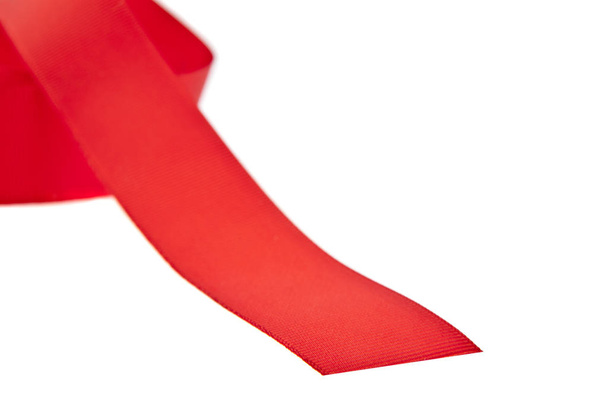 ruban rouge sur fond blanc  - Photo, image