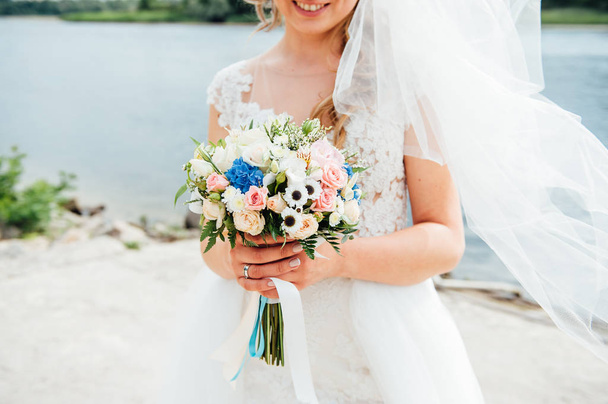 beautiful bouquet in hands of the bride - Foto, Imagem
