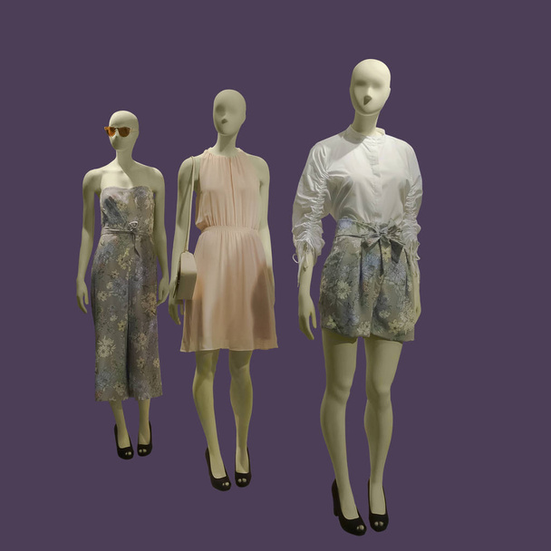 Trois mannequins féminins
 - Photo, image