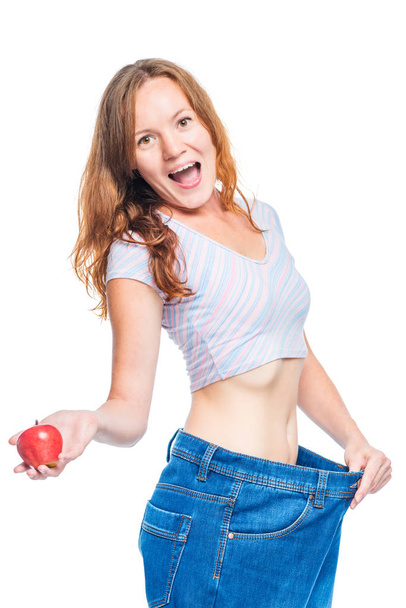 Шокована дівчина задоволена результатом яблучної дієти на білому
 - Фото, зображення