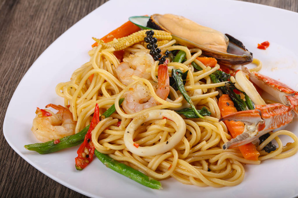 Midye, yengeç ve karides lezzetli deniz ürünleri spagetti - Fotoğraf, Görsel