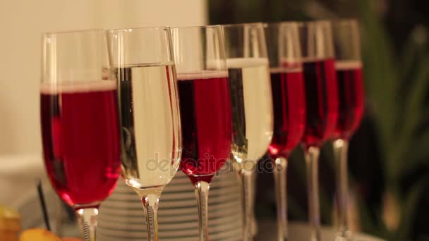 Gläser mit Alkohol und verschiedenen Getränken, Gläser Wein und Champagner auf dem Buffettisch, Rotwein in Gläsern, Champagner im Glas, Buffettisch mit Alkohol im Restaurant, Nahaufnahme - Filmmaterial, Video