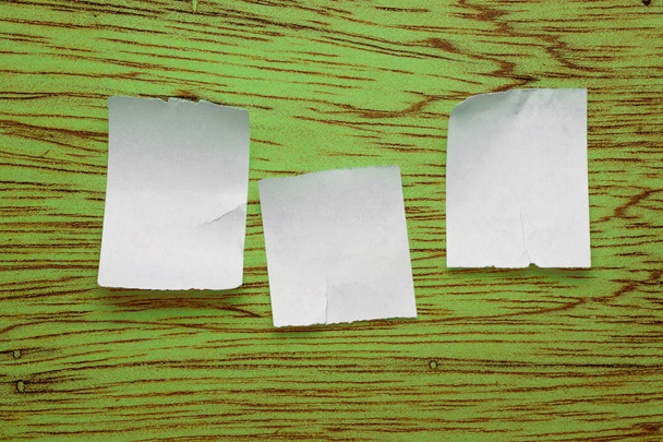 Papier kladjes op houten achtergrond - Foto, afbeelding