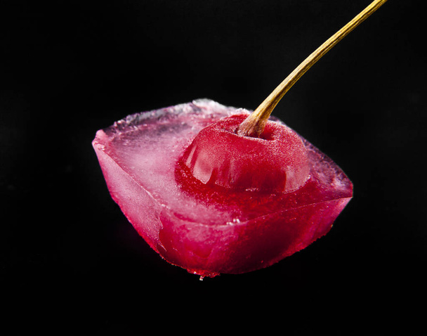 red cherry is in ice - Foto, Imagem