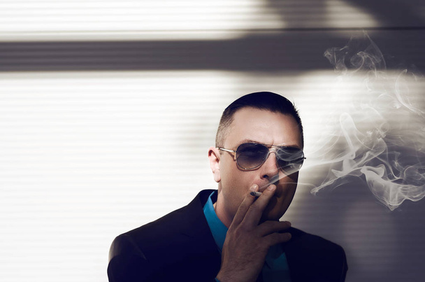 Επιχειρηματίας καπνίζει τσιγάρο. - Φωτογραφία, εικόνα