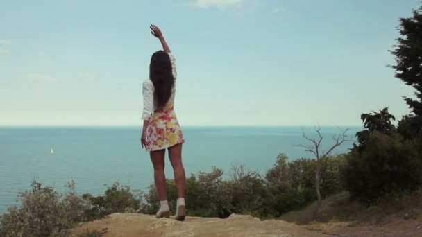 junge sexy Frau winkt dem Ozean zu - Filmmaterial, Video