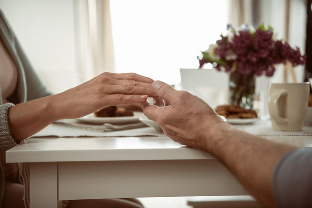 Senior Paar Handen vasthouden - Foto, afbeelding