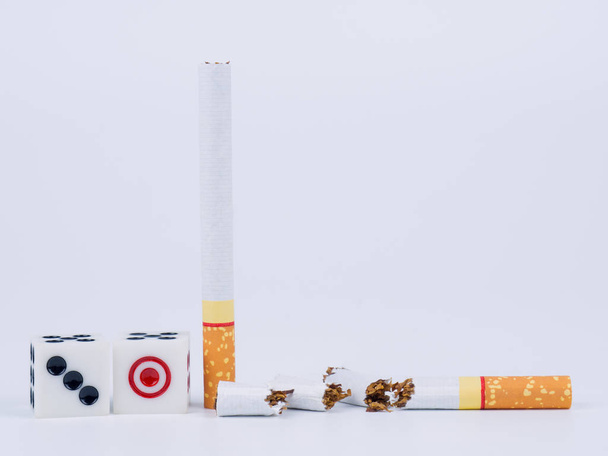 Ζάρια 3 και 1 και σπασμένα τσιγάρο. Παγκόσμια ημέρα κατά του καπνίσματος έννοια. - Φωτογραφία, εικόνα
