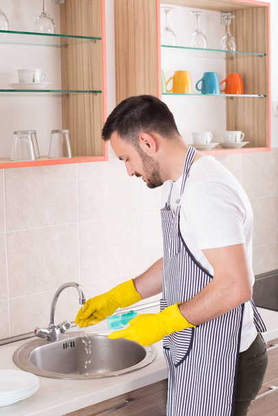Hombre lavando platos - Foto, Imagen