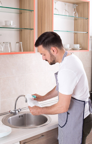 Человек моет посуду - Фото, изображение