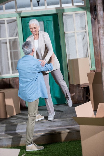 Senior couple with cardboard boxes  - Valokuva, kuva
