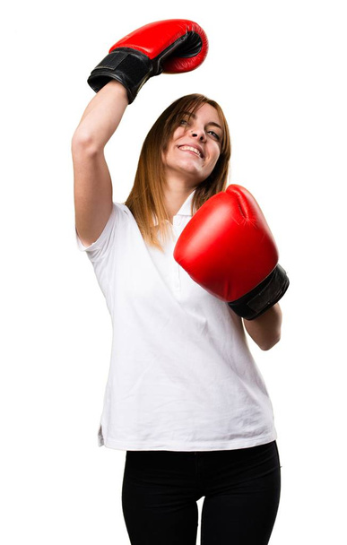 Szczęśliwy piękna młoda dziewczyna z rękawice bokserskie - Zdjęcie, obraz
