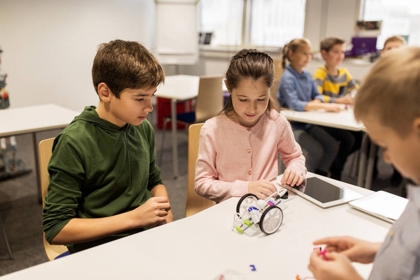 bambini felici che costruiscono robot alla scuola di robotica - Foto, immagini