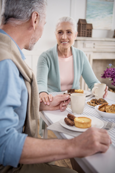 elderly couple having breakfast at home - Foto, afbeelding