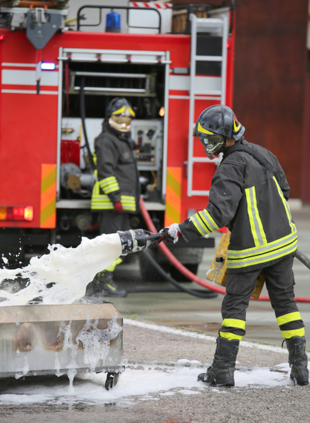 Treinamento de bombeiros e extinção de incêndios com espuma e caminhão
  - Foto, Imagem
