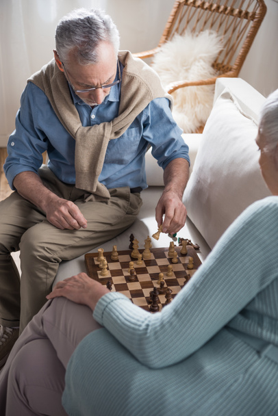 pareja de pelo gris jugando al ajedrez
 - Foto, imagen