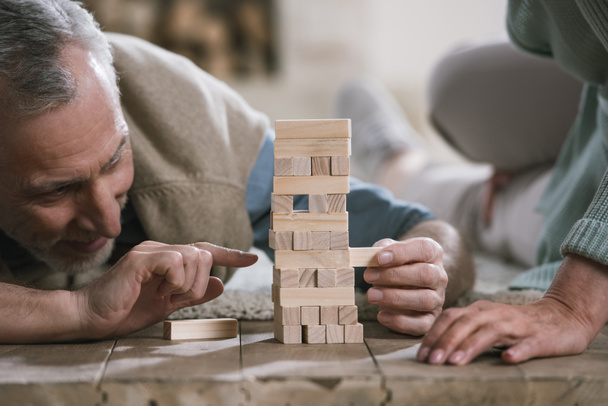 pareja mayor jugando bloques de madera
 - Foto, Imagen