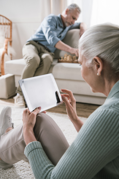 Mujer mayor usando tableta digital
 - Foto, Imagen