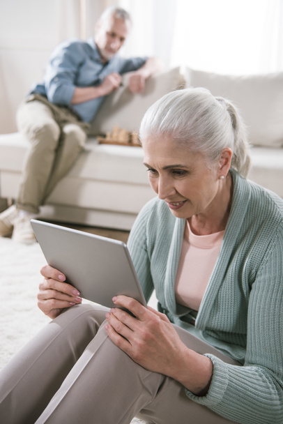 Dijital tablet kullanan yaşlı kadın - Fotoğraf, Görsel