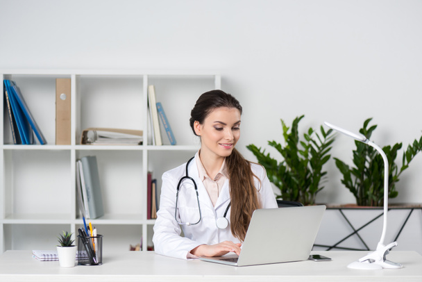 doctor using laptop - Φωτογραφία, εικόνα
