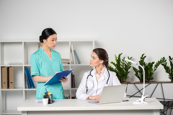 internista conversando com médico
   - Foto, Imagem