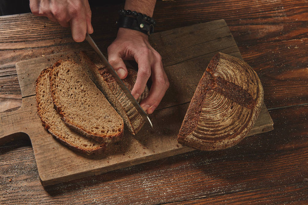 Baker Slicing Bran Bread - Zdjęcie, obraz