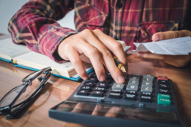 Бизнесмен руки с калькулятором и стоимость в офисе и F
 - Фото, изображение