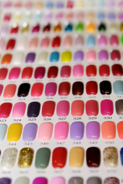 Зразки кольорового лаку для нігтів
. - Фото, зображення